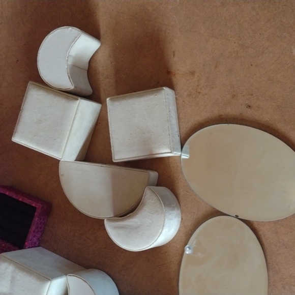 Cream Jewelry Display Set with Mirrors - Picture 2 of 5